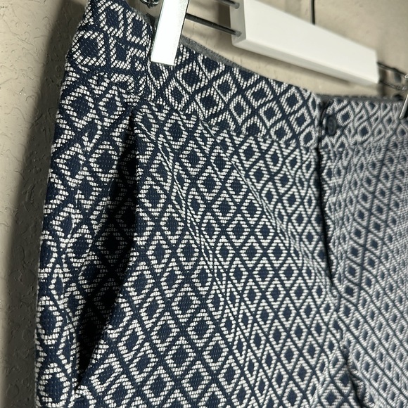 Banana Republic Factory Hampton Fit Geometric Print Navy and White Shorts Size 8 - Picture 5 of 10